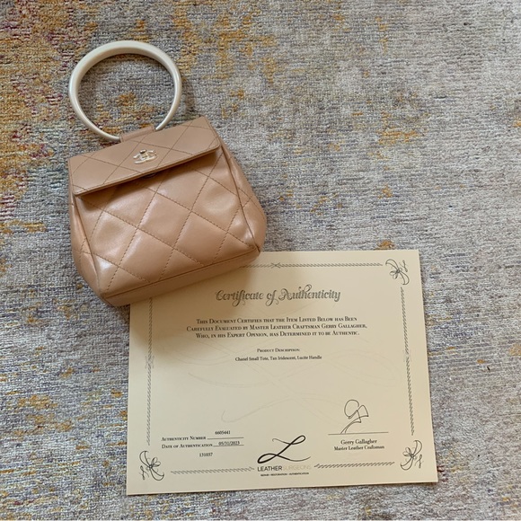 Chanel tan iridescent mini leather lucite ring handle bag - Picture 4 of 14